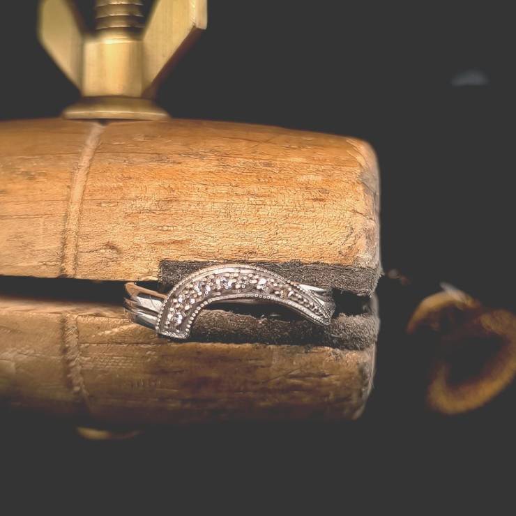 Shaped Band Diamond Set